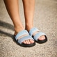 Blaue vegane Rieker Damen Pantoletten W1451-14 mit einer ultraleichten Sohle. Schuh am Model.