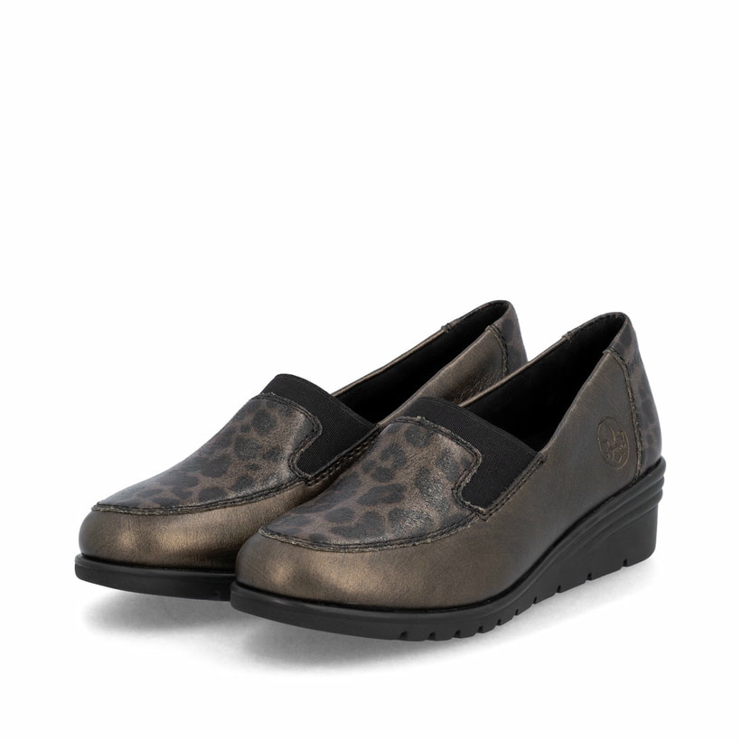 Bronzene Rieker Damen Loafer L5351-90 aus Glattleder mit Leo-Print. Schuhpaar seitlich schräg.