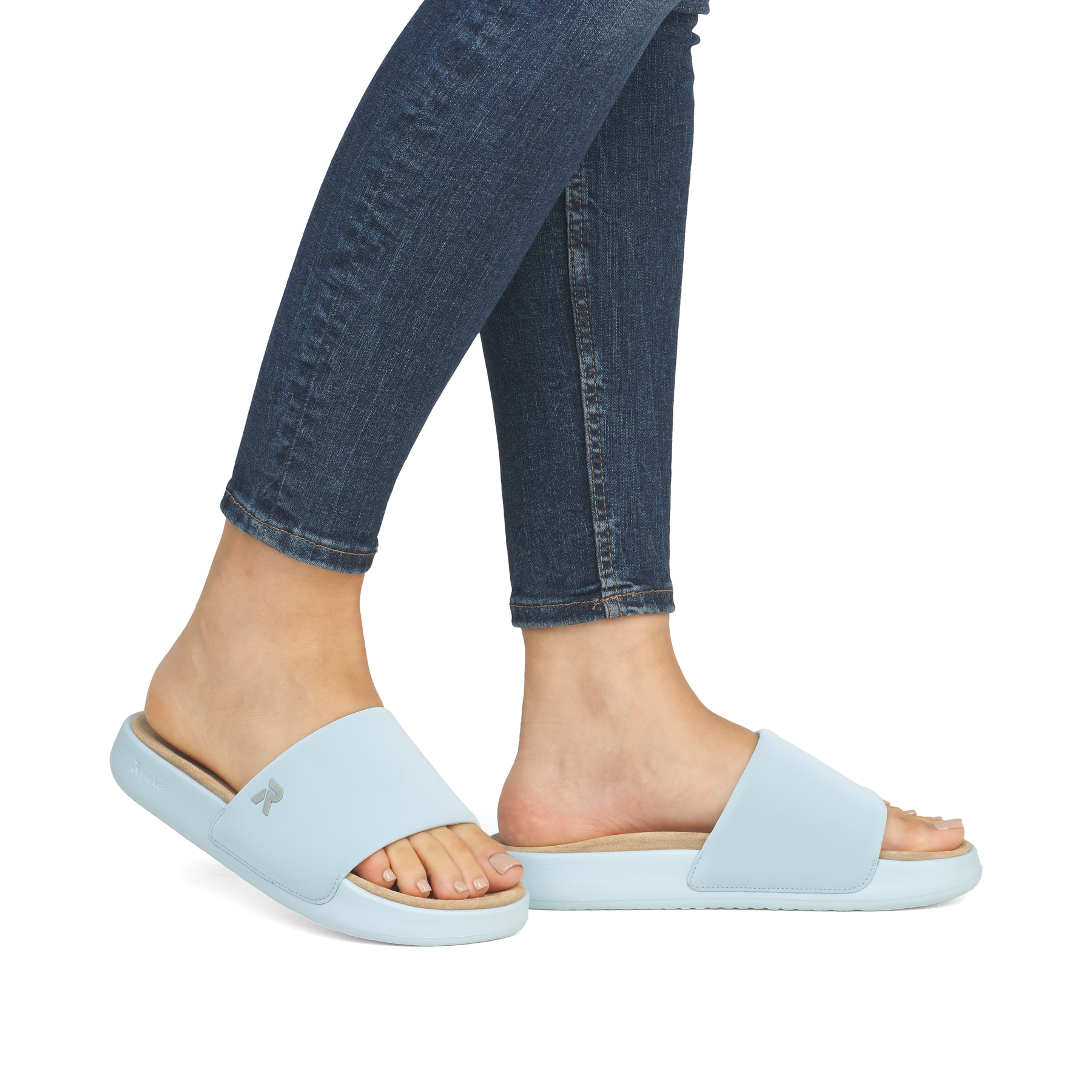 Blaue Rieker Damen Pantoletten W3250-12 mit flexibler und ultraleichter Sohle. Schuh am Fuß.