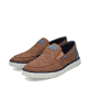 Braune Rieker Herren Slipper B2264-24 mit moderner Spannnaht sowie Gummizug. Schuhpaar seitlich schräg.