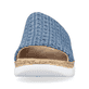 Schieferblaue Rieker Damen Pantoletten V2377-14 mit Buchstabenmuster. Schuh von vorne.