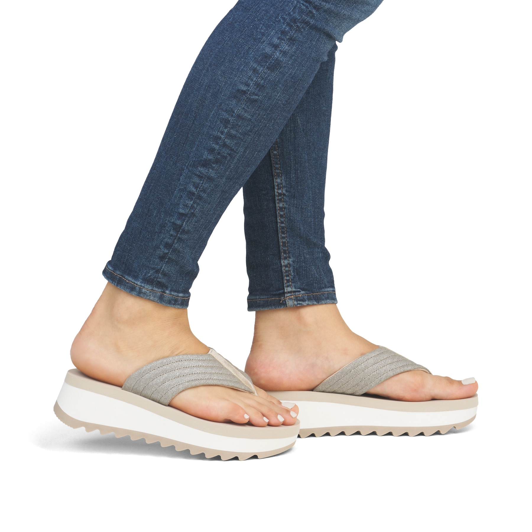 Beige vegane Rieker Damen Zehentrenner W3054-60 mit griffiger und leichter Sohle. Schuh am Fuß.