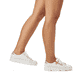 Weiße Rieker Damen Sneaker Low N5932-80 mit einem Reißverschluss. Schuh am Fuß.
