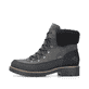 
Staubgraue Rieker Damen Stiefeletten Y9071-40 mit einer Profilsohle mit Blockabsatz. Schuh seitlich schräg