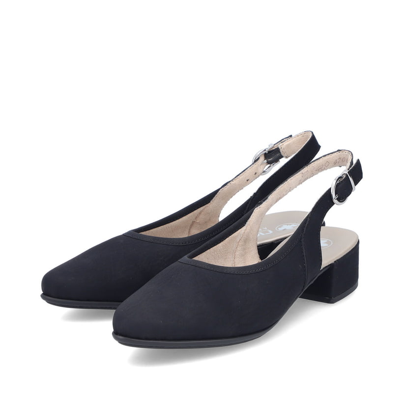 Schwarze Rieker Slingpumps 47060-00 mit Schnallen sowie einer leichten Sohle. Schuhpaar seitlich schräg.