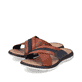 Braune Rieker Herren Pantoletten 25186-24 mit der Komfortweite G 1/2. Schuhpaar seitlich schräg.
