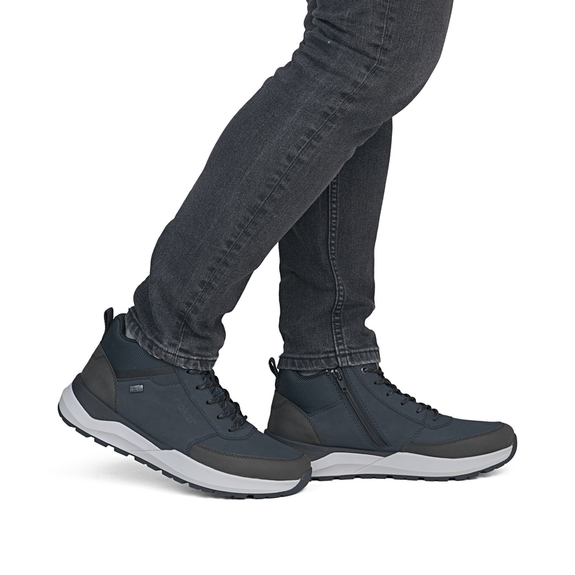 Dunkelblau-schwarze Rieker Herren Schnürstiefel 06003-14 mit Reißverschluss. Schuh am Fuß.