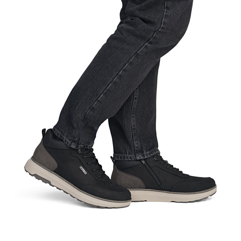 Schwarze Rieker Herren Sneaker High B5501-00 aus Rauleder. Schuh am Fuß.