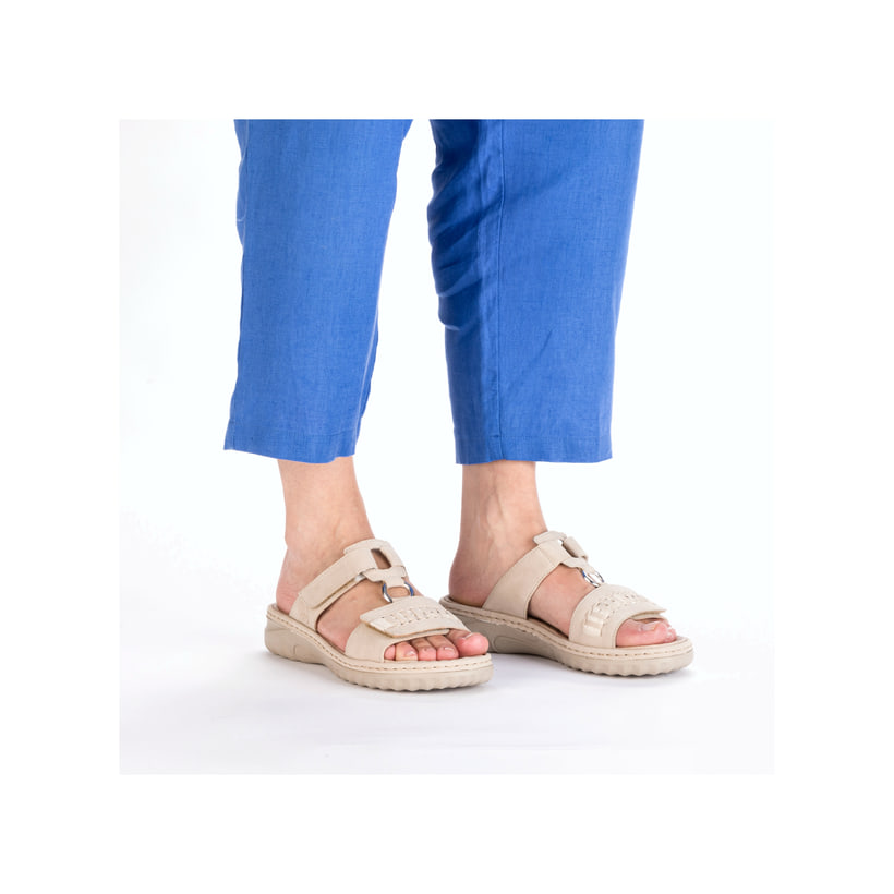 Beige Rieker Damen Pantoletten 60481-62 mit einem Klettverschluss. Schuh am Fuß.