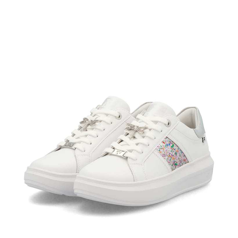Baskets basses Rieker blanches pour femme W1202-83 avec lacets. Chaussures inclinées sur le côté.