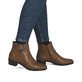 Braune Rieker Damen Stiefeletten Y0797-24 aus Glattleder mit trendiger Schnalle. Schuh am Fuß.
