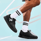 Schwarze Rieker Herren Sneaker Low 09100-00 mit einer Gummischnürung. Schuh am Model.