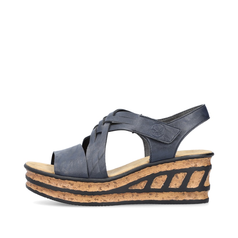 Schieferblaue Rieker Keilsandaletten 68179-14 mit einem Klettverschluss. Schuh Außenseite.