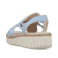 Blaue Rieker Keilsandaletten 69246-10 mit Strasssteinen sowie einem Gummizug. Schuh von hinten.