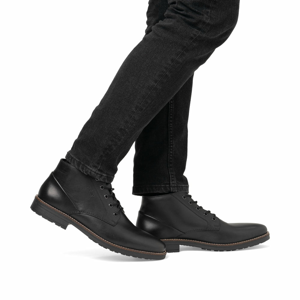 Carbonschwarze Rieker Herren Schnürstiefel 33207-00 mit einer Schnürung. Schuh am Fuß.