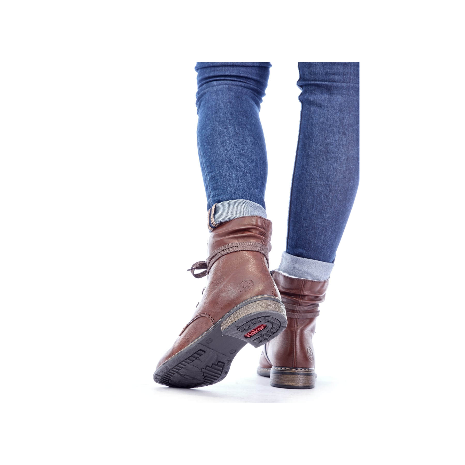 Dunkelbraune Rieker Damen Schnürstiefel 71229-22 mit einem Reißverschluss. Schuh am Fuß.