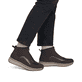 Braun-bronzefarbene Rieker Damen Kurzstiefel L5851-25 mit einem Reißverschluss. Schuh am Fuß.