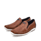 Braune Rieker Herren Slipper 09055-22 mit Elastikeinsatz sowie Löcheroptik. Schuhpaar seitlich schräg.