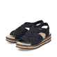 Schwarze Rieker Keilsandaletten 62908-00 mit einem Gummizug. Schuhpaar seitlich schräg.