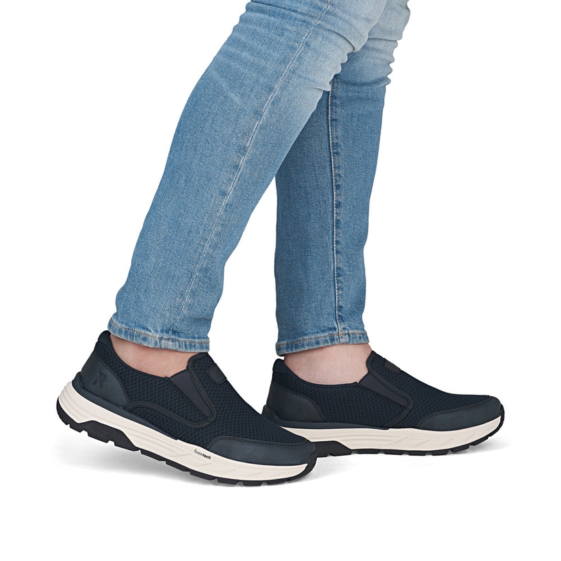 Blaue Rieker Herren Slipper 06152-14 mit einem Gummizug sowie einem Gel-Fußbett. Schuh am Fuß.