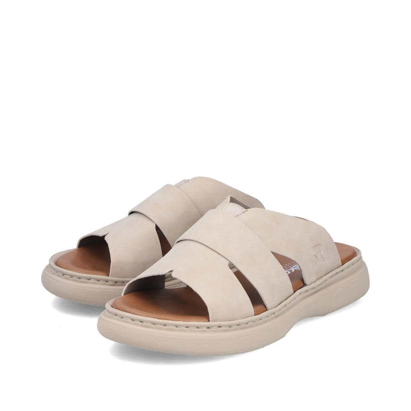 Beige Rieker Damen Pantoletten V3089-62 mit Gummizug sowie ultraleichter Sohle. Schuhpaar seitlich schräg.
