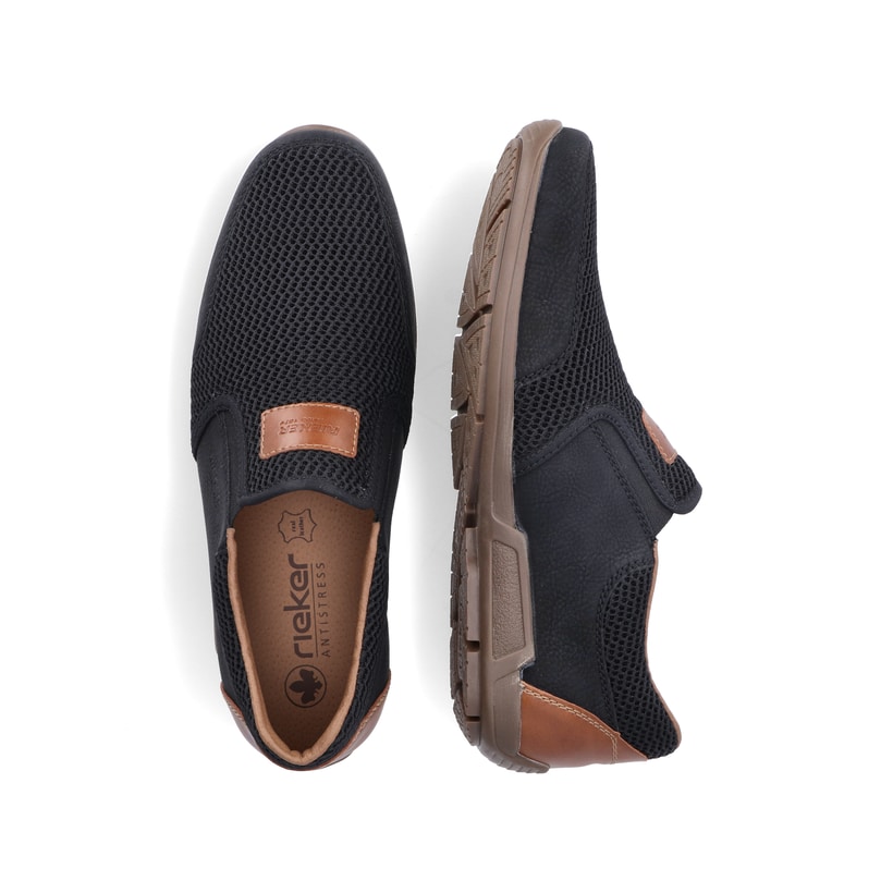 Schwarze Rieker Herren Slipper 09069-00 mit Gummizug sowie Komfortweite G 1/2. Schuh von oben, liegend.
