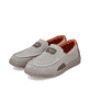Beige Rieker Herren Slipper 08651-62 mit einem Gummizug sowie der Extraweite H. Schuhpaar seitlich schräg.