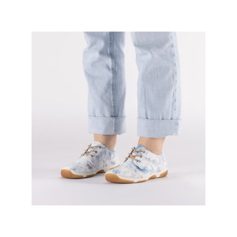 Mehrfarbige Rieker Damen Schnürschuhe 55920-90 mit modernen Ziernähten. Schuh am Fuß.