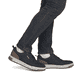 Dunkelblaue Rieker Herren Sneaker Low 36005-14 aus Rauleder. Schuh am Fuß.