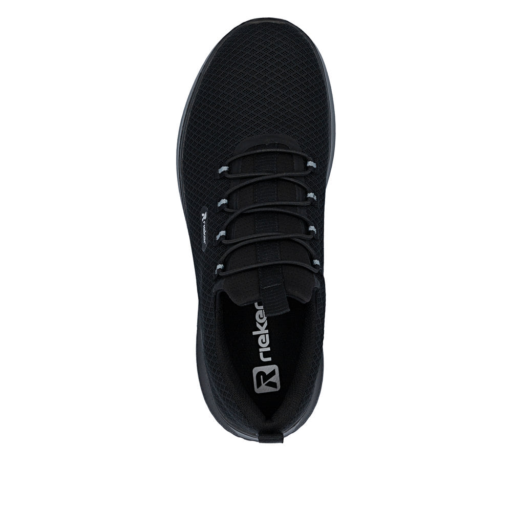 Schwarze Rieker Herren Slipper B9655-00 mit einem Gummizug sowie Komfortweite G. Schuh von oben.