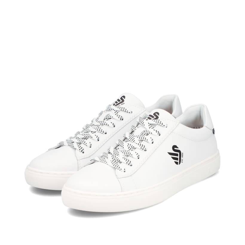 Weißer Rieker Herren Sneaker Low U0711-80 Schwenninger Wild Wings x Rieker Edition mit Eishockey-Schnürung und Wild Wings Logo. Schuhpaar seitlich schräg.