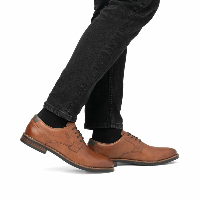 Braune Rieker Herren Schnürschuhe 13523-24 mit modernen Ziernähten. Schuh am Fuß.