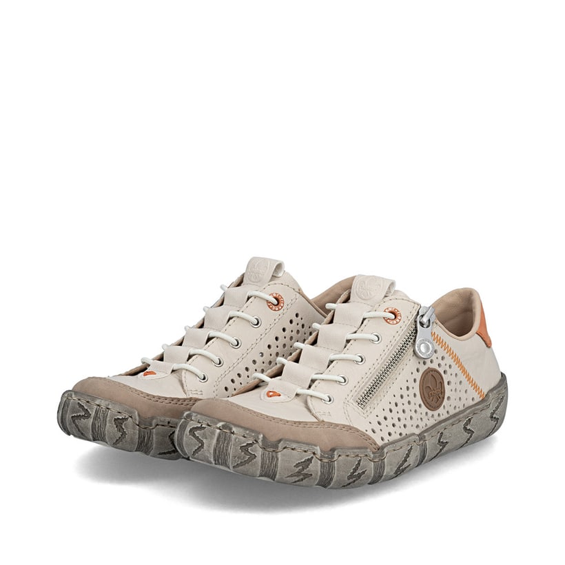 Beige Rieker Damen Slipper L0355-61 aus Glattleder mit eleganten Zierlochungen. Schuhpaar seitlich schräg.