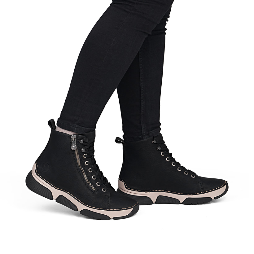 Schwarze Rieker Damen Schnürstiefel 45920-01 mit markanter Anflechter-Naht. Schuh am Fuß.