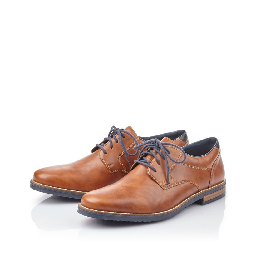 Karamellbraune Rieker Herren Schnürschuhe 13500-25 mit der Komfortweite G 1/2. Schuhpaar seitlich schräg.