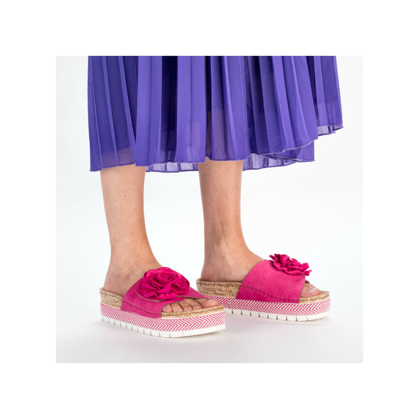Mules Rieker roses pour femme 69562-31 avec fleur décorative. Chaussure au pied.
