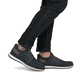 Blaue Rieker Herren Slipper 04452-14 mit einem Gummizug sowie Komfortweite G 1/2. Schuh am Fuß.