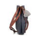 Sac bandoulière Rieker H1005-14 en bleu avec fermeture éclair et pendentif en forme de cœur. Côté droit.