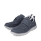 Blaue Rieker Herren Slipper 03058-14 mit Klettverschluss sowie Ziernähten. Schuhpaar seitlich schräg.