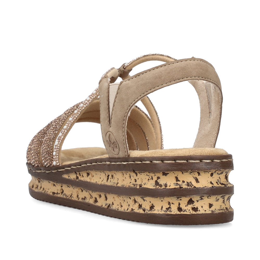 Braune Rieker Keilsandaletten 62977-90 mit Strasssteinen sowie einem Gummizug. Schuh von hinten.