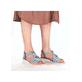 Blaue Rieker Damen Riemchensandalen V0678-12 mit einem Gummizug. Schuh am Fuß.