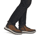 Braun-schwarze Rieker Herren Schnürstiefel B8124-22 mit einem Reißverschluss. Schuh am Fuß.