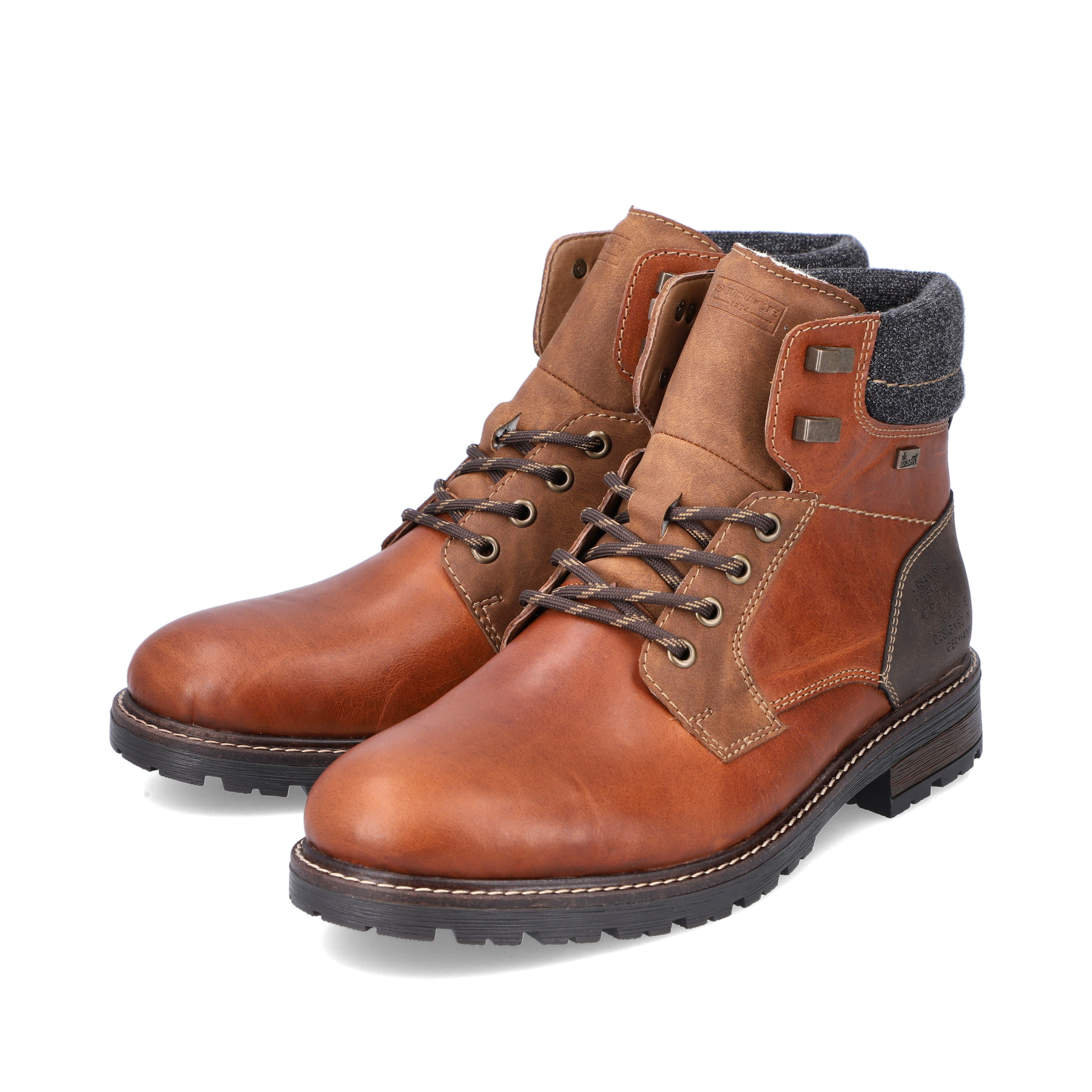 Karamellbraune Rieker Herren Schnürstiefel 32040-25 mit einer robusten Profilsohle. Schuhpaar schräg.