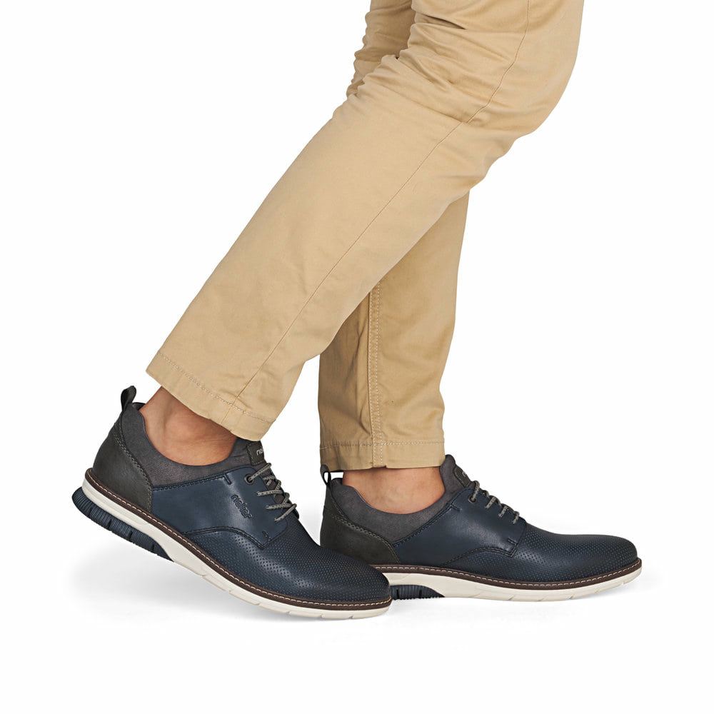 Blaue Rieker Herren Slipper 14450-16 aus Glattleder mit einem Gummizug. Schuh am Fuß.