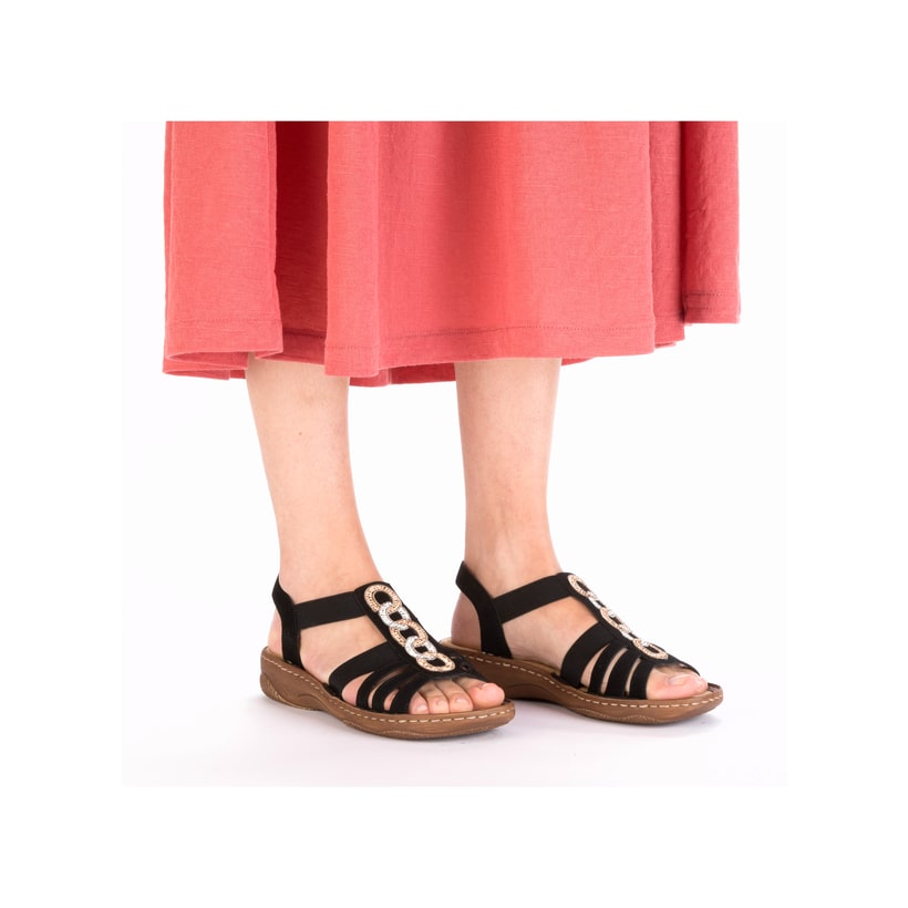 Schwarze Rieker Damen Riemchensandalen V2870-00 mit einem Gummizug. Schuh am Fuß.