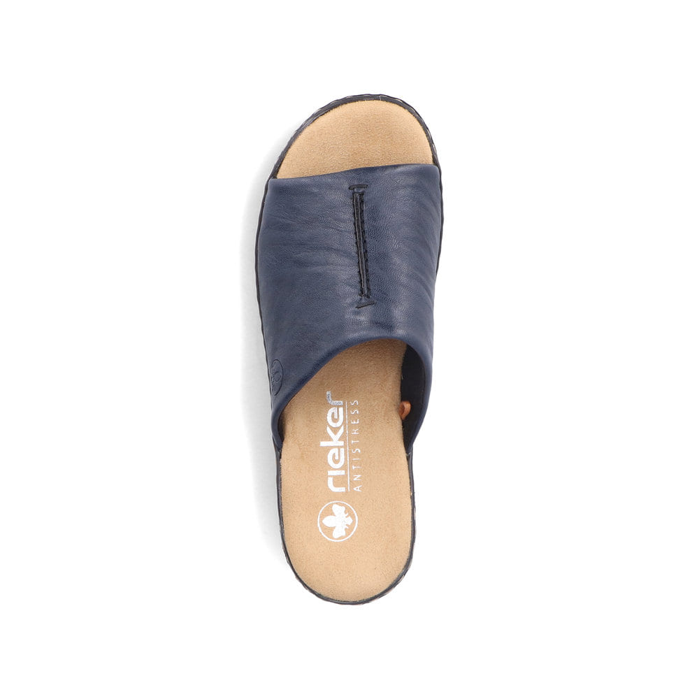 Blaue Rieker Damen Pantoletten 62905-14 mit moderner Spannnaht. Schuh von oben.