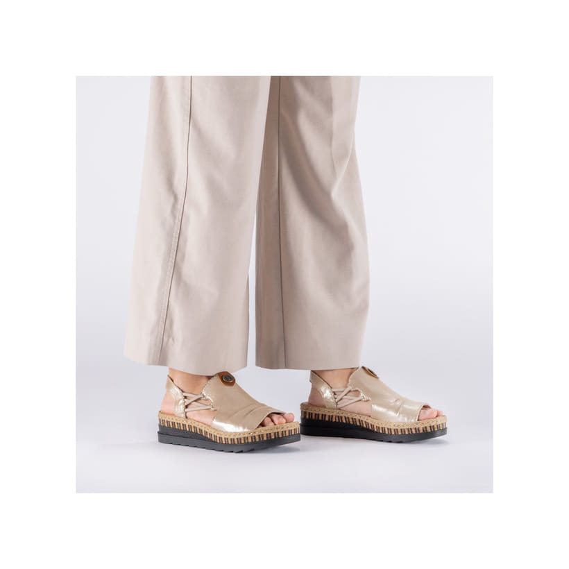 Beige Rieker Keilsandaletten V7972-60 mit metallischem Finish sowie Gummizug. Schuh am Fuß.