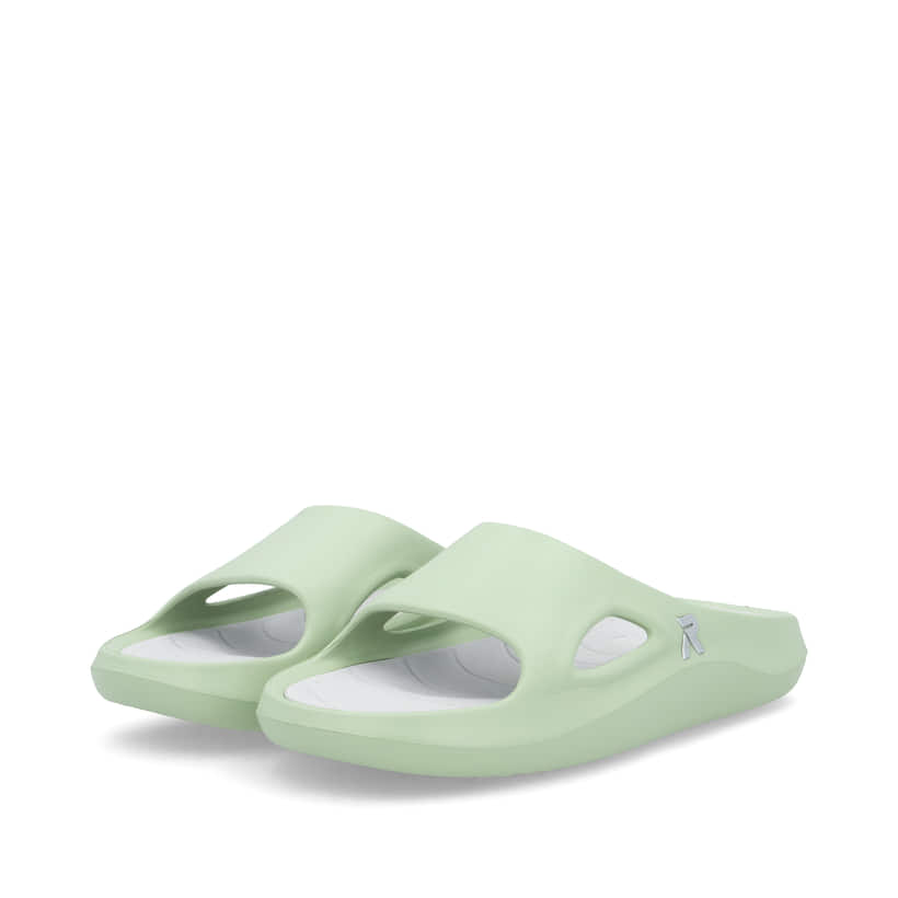 Grüne Rieker Damen Pantoletten W3450-52 mit flexibler und ultraleichter Sohle. Schuhpaar seitlich schräg.