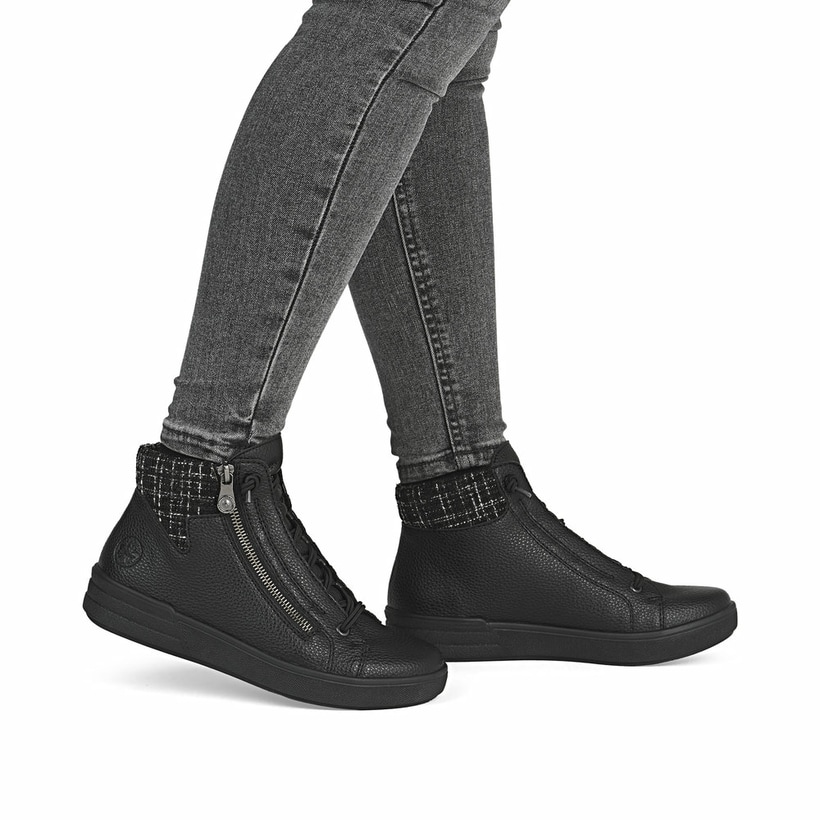 Schwarze Rieker Damen Kurzstiefel X0750-00 mit einem Reißverschluss. Schuh am Fuß.