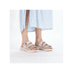 Beige Rieker Damen Pantoletten V8583-90 mit einem Klettverschluss. Schuh am Fuß.